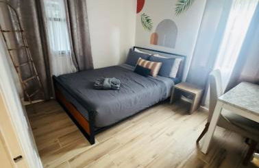 Modern Boho 3BR Duplex Escape with Pool & King Bed Near Beach - Foto 4