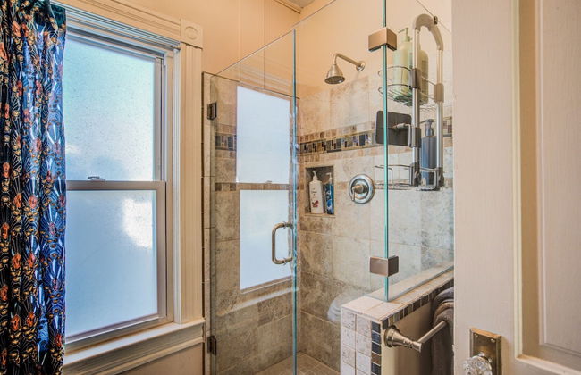 5bddowntown Victorian Charmhot Tub, Firepit - Photo 34