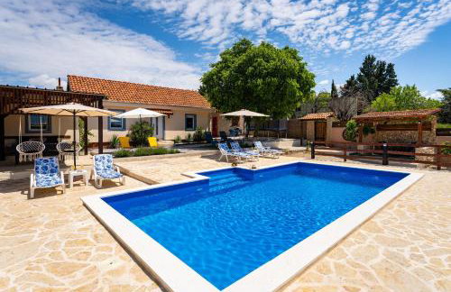 MY DALMATIA - Holiday home Burgija with private swimming pool - Foto 1