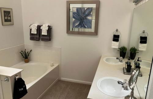 Unwind in Style in this stunning townhome retreat - Foto 10