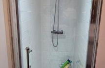 Modern and spacious 2 bedroom apartment with free parking - Photo 25