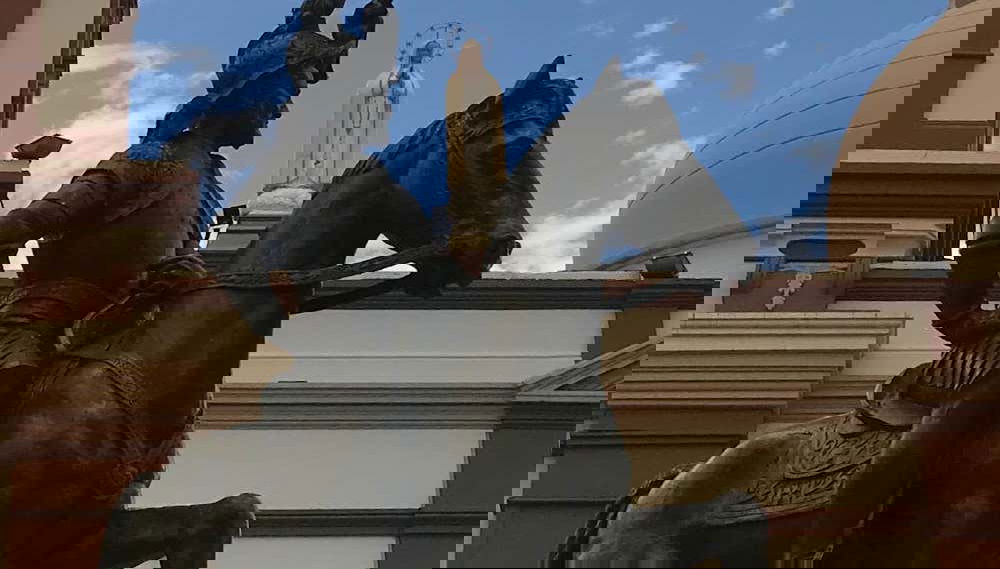 Monumento di fronte alla Chiesa della Concepción