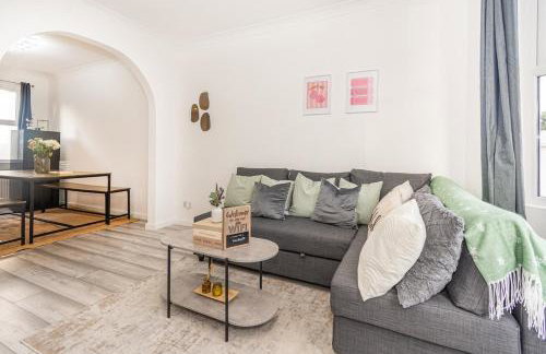 Amanah Properties - Elegant 4-Bedroom Home in Wembley with Parking, Perfect for Contractors - Foto 5