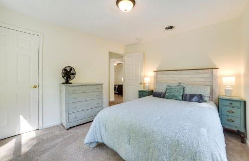 Walloon Lake Getaway with Fire Pit - Walk to Water! - Foto 15