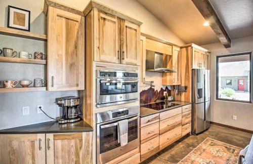 Pastoral Elgin Escape with Covered Patio and Grill! - Foto 11