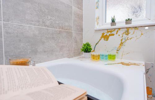 Stylish 3 Bedroom Sea View Apartment -Free Parking- Sleeps 9 - Photo 33