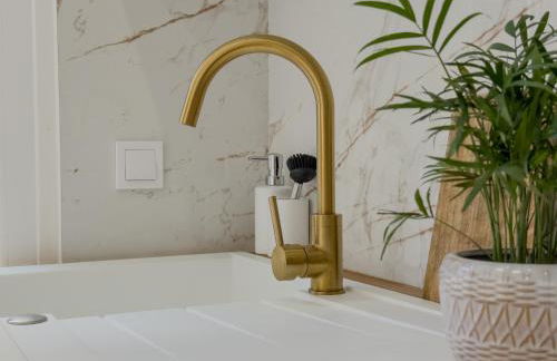 Central Studio - Bright & Modern - Private Terrace - AirCon - Near Train & Beach - Foto 37