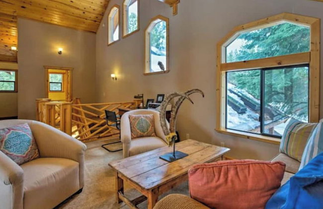 Black Bear by Avantstay Spacious Viking Lodge in Tahoe Donner w/ Game Room & Hot Tub! - Photo 51
