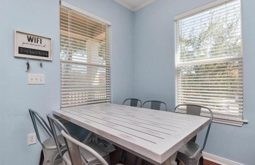 Summer Bliss 3BR Home, Walk to Beach Master Suite Sleeps 9 - Foto 13