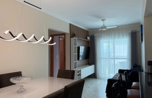 Apartamento Vista Mar Mirim 2 Dormitorios suite com Wifi para até 8 pessoas 1 vaga de estacionamento - Foto 1