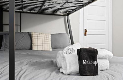 Stylish Home in Historic District Near Riverwalk - Foto 28