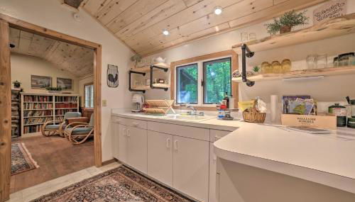 Secluded Family Cabin Less Than 1 Mi to Lake Michigan! - Foto 5