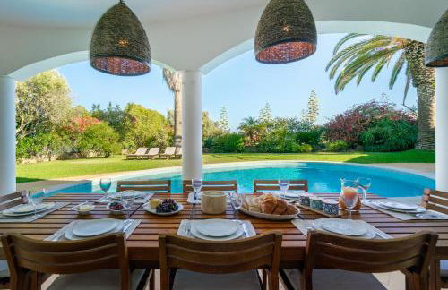 Luxury Private Family Villa with Pool AC & Parking - Foto 41