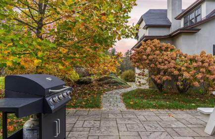 Modern Berkshires Farmhouse w Porch Fireplace Views Beaver Creek by AvantStay - Foto 38