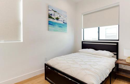 Modern Luxe Retreat Four-Bedroom - Photo 10