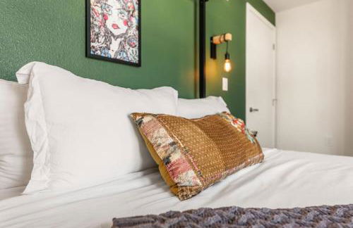 Stylish 2BD Haven with Scenic DTLA Views and Parking - Foto 34