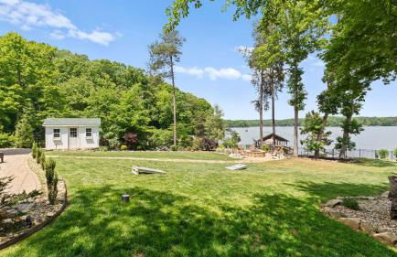 Spacious Waterfront Home on Lake Norman with Firepit Views and Dock Access - Foto 41