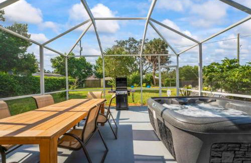 Oversized 4bed + Converted Bedroom, HEATED Pool + Hot Tub - Photo 1