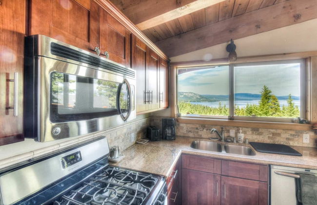 Chamberland Getaway Lake Views w/ Deck! - Foto 8