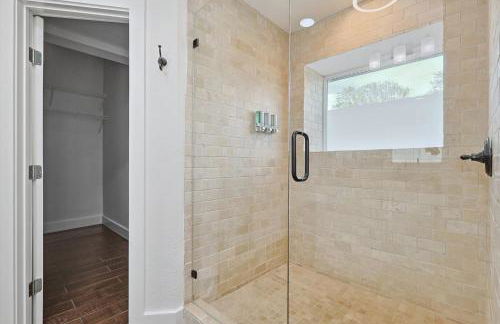 Gorgeous 4BR Holiday Home with Huge Yard and Pool - Foto 29