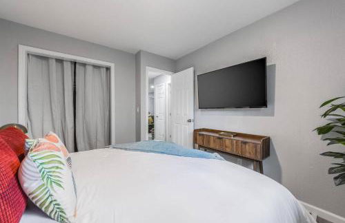 Mid century APT, KING bed + desk - Foto 13