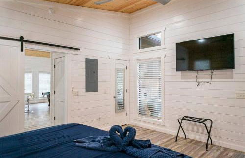 Diamond Cabin w/ jet shower & secluded back deck! - Foto 17