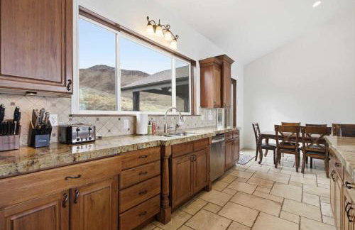 Private Family Home with Hot Tub - Foto 9