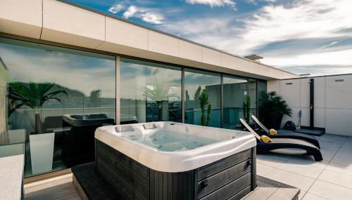 River Town View - Luxury Apartment with Jacuzzi on Terrace - Foto 2, sunbed