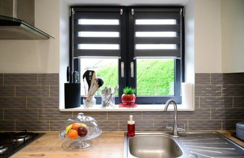 Located in the peaceful NG8 Wollaton , Perfect for Business Trips & Family Holidays or working proffesionals-long term deals, M1 Nearby , Free Parking , Private Garden , 500Mb Wi-Fi , Netflix - Foto 20