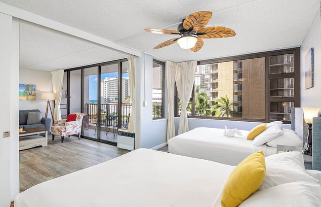 Partial Ocean View Condo with 2 Beds and Parking - Foto 20