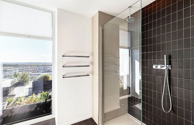 Luxurious 3-bed Sky-high Battersea Gem - Foto 14