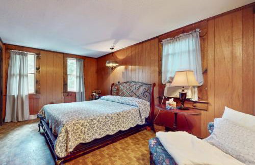 Adirondacks in Style! Lake House with Deck, Fire Pit - Foto 14