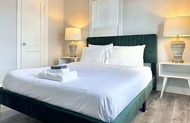 Vintage Vibes Modern Comfort 2BR for 6 Guests - Photo 10