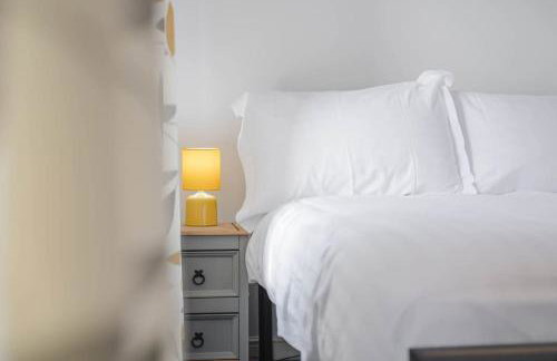 Charming House with Free Parking - Photo 19