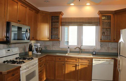 Historic Home with Outdoor Hot Tub Near Downtown in Public Transportation Hub - Photo 14