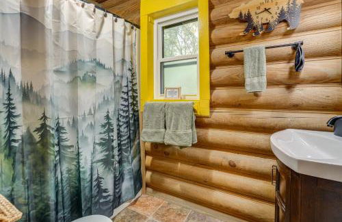 Soak in Hot Tub, Explore Outdoors Cleveland Cabin - Foto 11