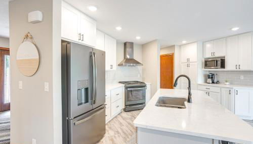 Family-Friendly Lakeview Cottage with Deck and View - Foto 5