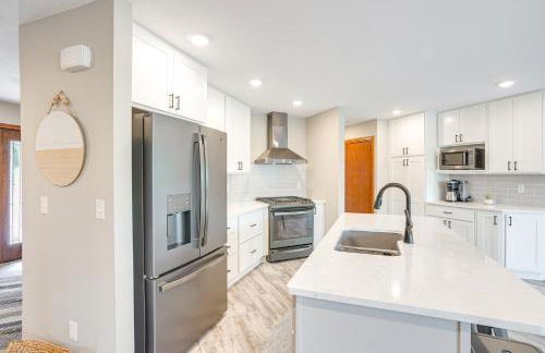 Family-Friendly Lakeview Cottage with Deck and View - Foto 5