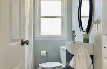 Green Roof Inn - Centrally Located 2BR/1BA Home - Foto 5