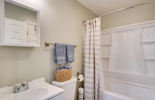 Fast WiFi and Free Parking Cozy Fontana Apartment - Photo 18