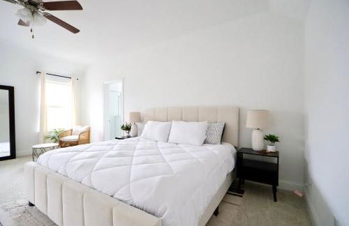 Luxe Living 4-bedroom with fireplace & game room - Photo 7