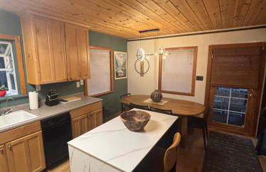 Modern Peaceful Nordic Cabin Near Lake with Pickleball-Basketball Court - Foto 13