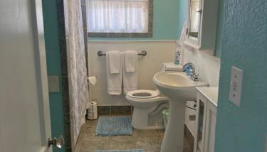 Cozy Cottage mins from NASA, Kemah Boardwalk, Galveston Bay - Photo 5