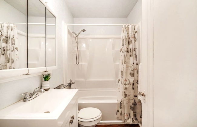 Shiny and Comfortable Oakland House 3 car Driveway - Photo 10