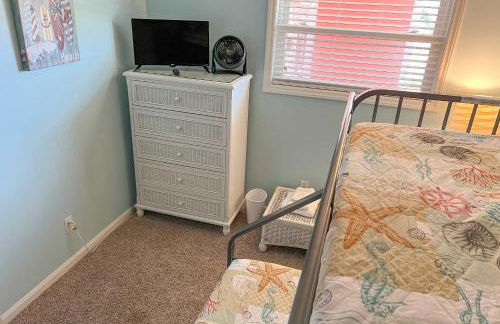 Colorful Emerald Isle Home Just Steps to Beach! - Foto 9