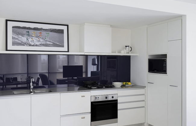 Mantra Circle on Cavill - Photo 21