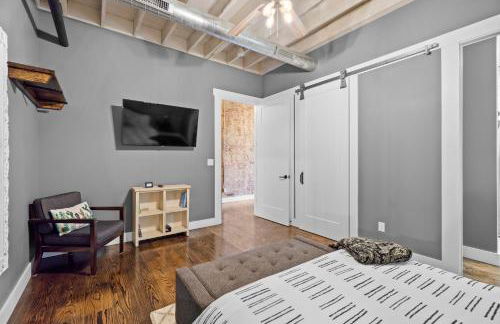 Downtown Urban Loft above Restaurant #7 - Foto 12