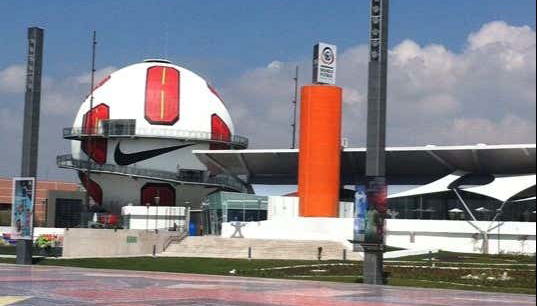 Un pallone gigante al Mundo Fútbol