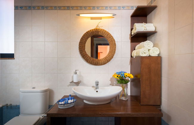 Cristelia Luxury Sea Front & Pool Villa - Foto 14