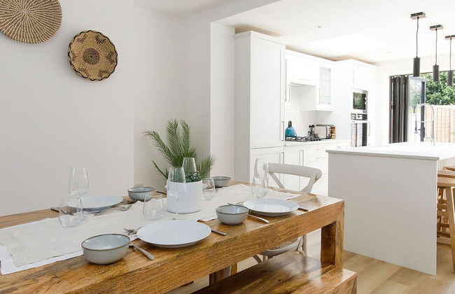 Stylish 2 Bed City Stay - Photo 2